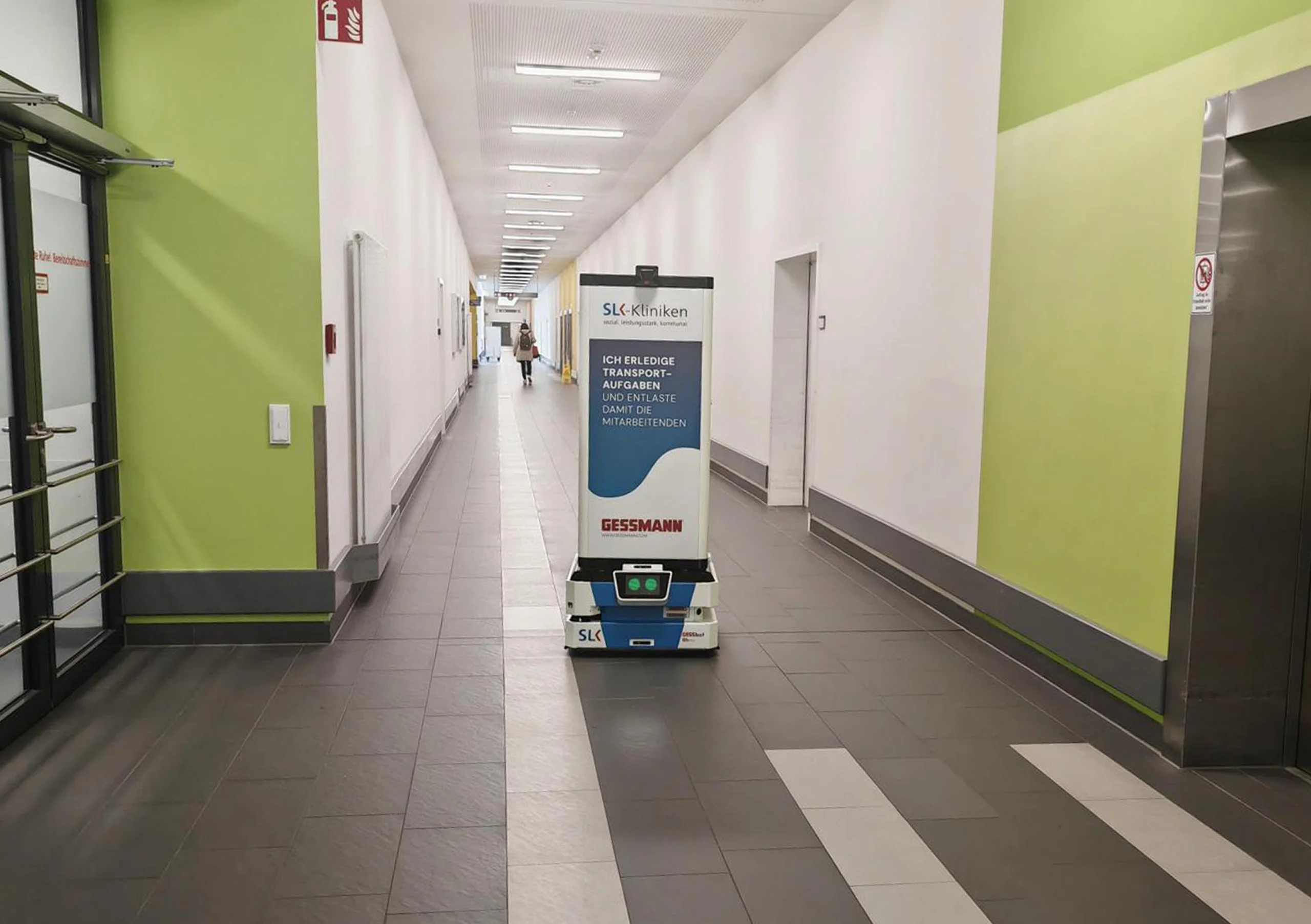 Der GESSbot nutzt selbstständig reguläre Personenaufzüge und verbindet verschiedene Bereiche des Krankenhauses ohne zusätzliche Infrastruktur. Der GESSbot nutzt selbstständig reguläre Personenaufzüge und verbindet verschiedene Bereiche des Krankenhauses ohne zusätzliche Infrastruktur.