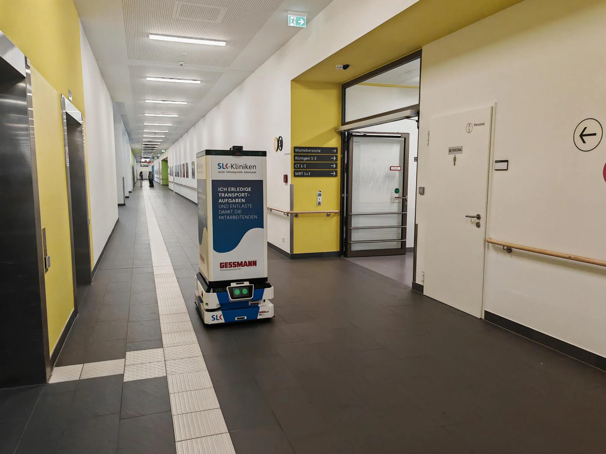 Der GESSbot transportiert Medikamente autonom zwischen Zentralapotheke und Onkologie