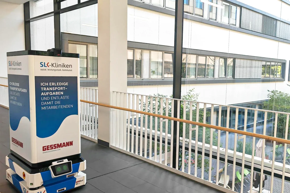 Der GESSbot transportiert Medikamente autonom zwischen Zentralapotheke
