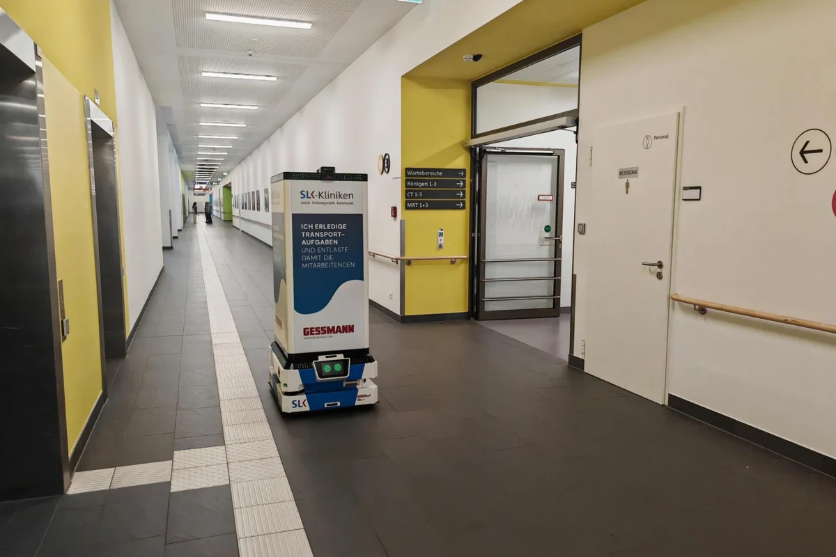 Der GESSbot transportiert Medikamente autonom zwischen Zentralapotheke und Onkologie