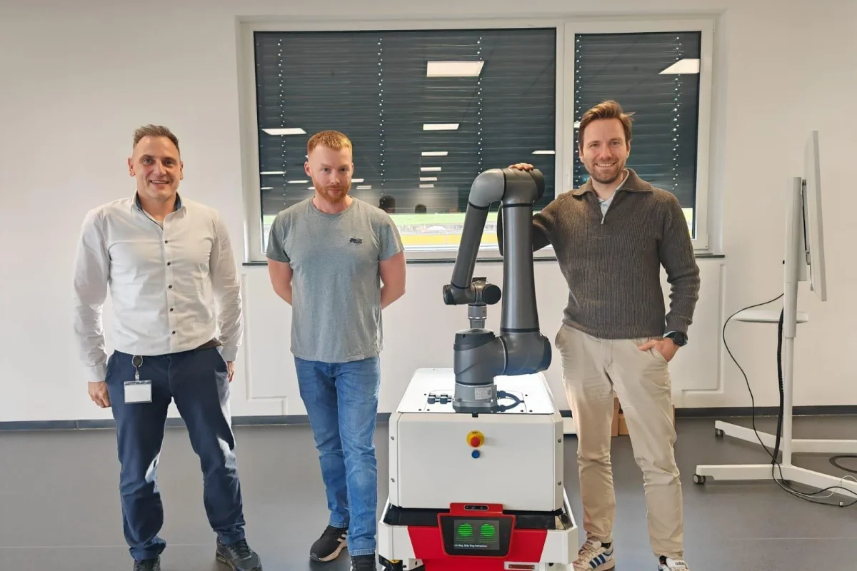 Gessbot mit Cobot im Schulungszentrum Gruppenbild BASF