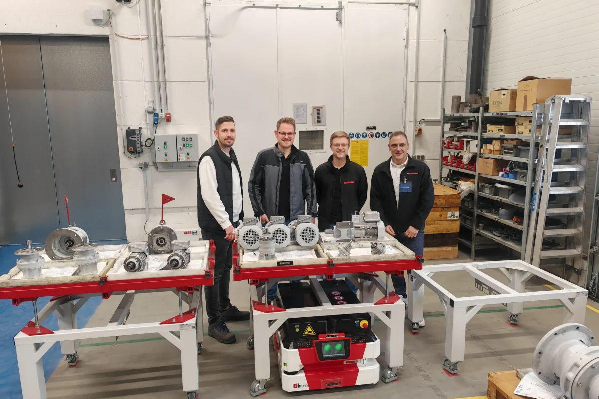 Gessbot Wagentransport in einer Produktion Gruppenbild Sumitomo