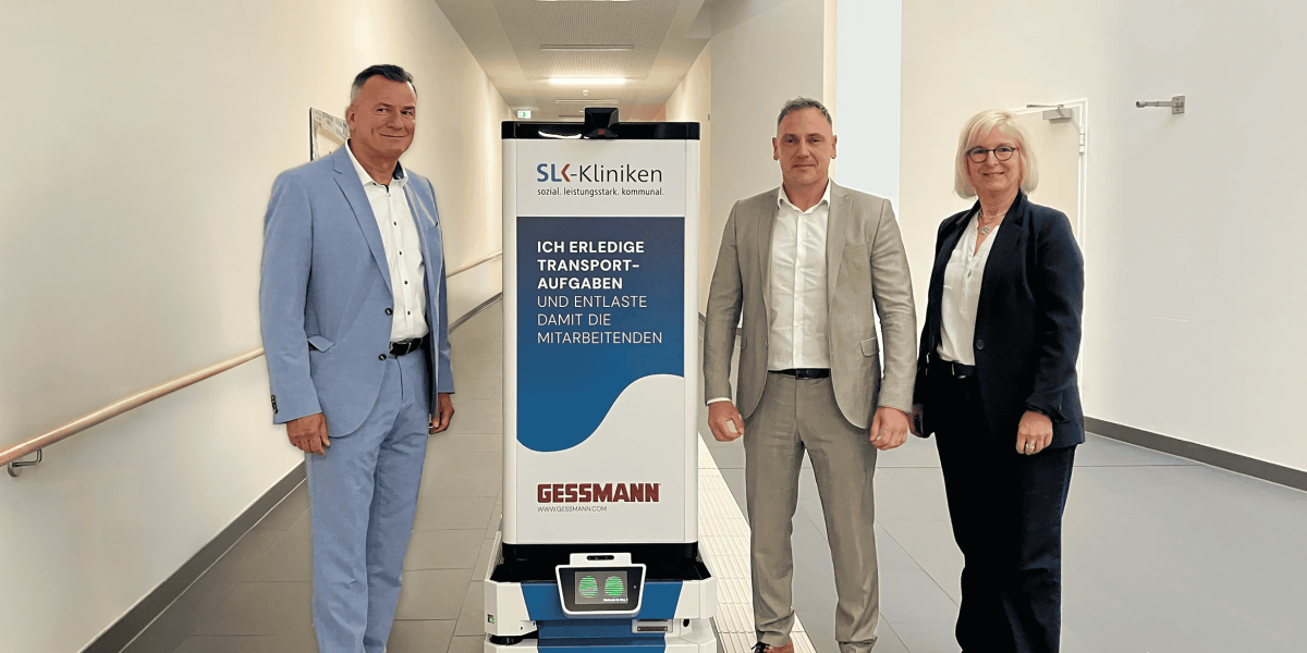 Vertreter der SLK-Kliniken und der W. Gessmann GmbH präsentieren den GESSbot im SLK-Klinikum Heilbronn