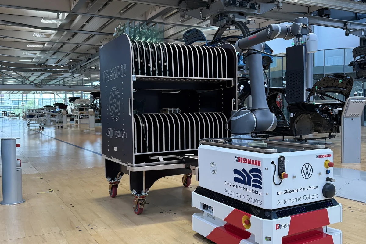Gessbot with a cobot at VW's Transparent Factory