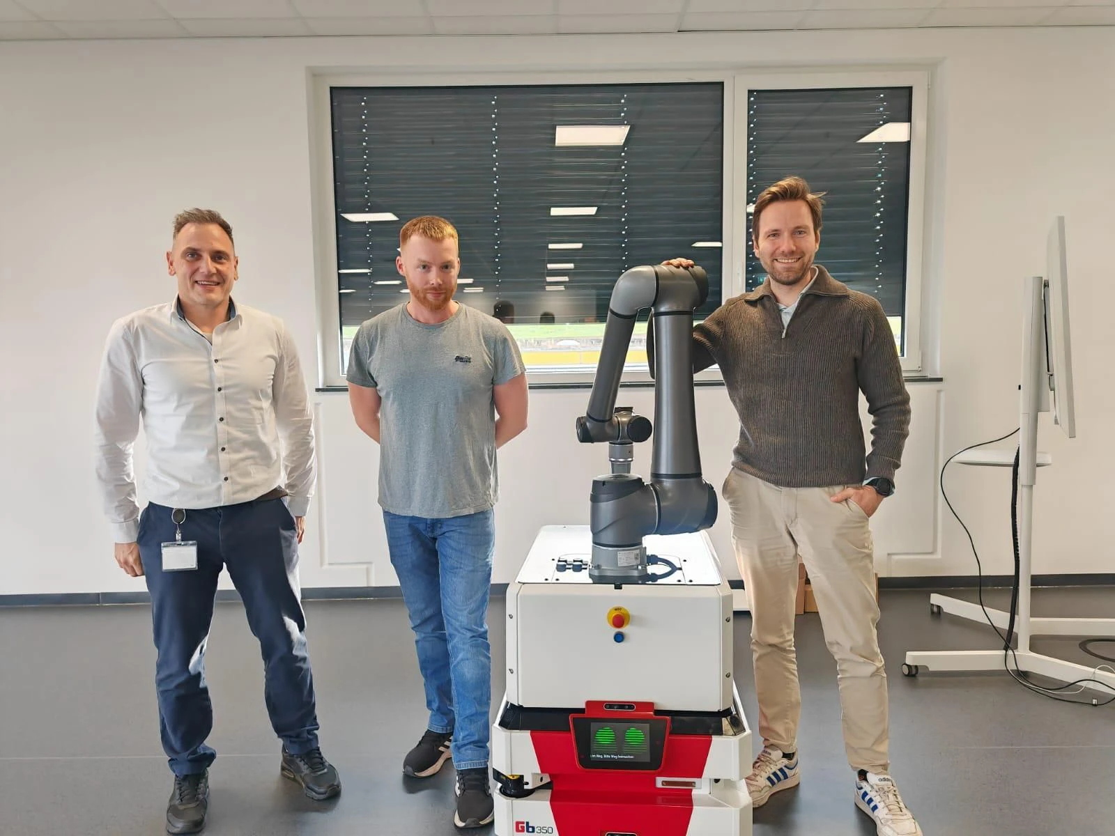 Gessbot mit Cobot im Schulungszentrum Gruppenbild BASF