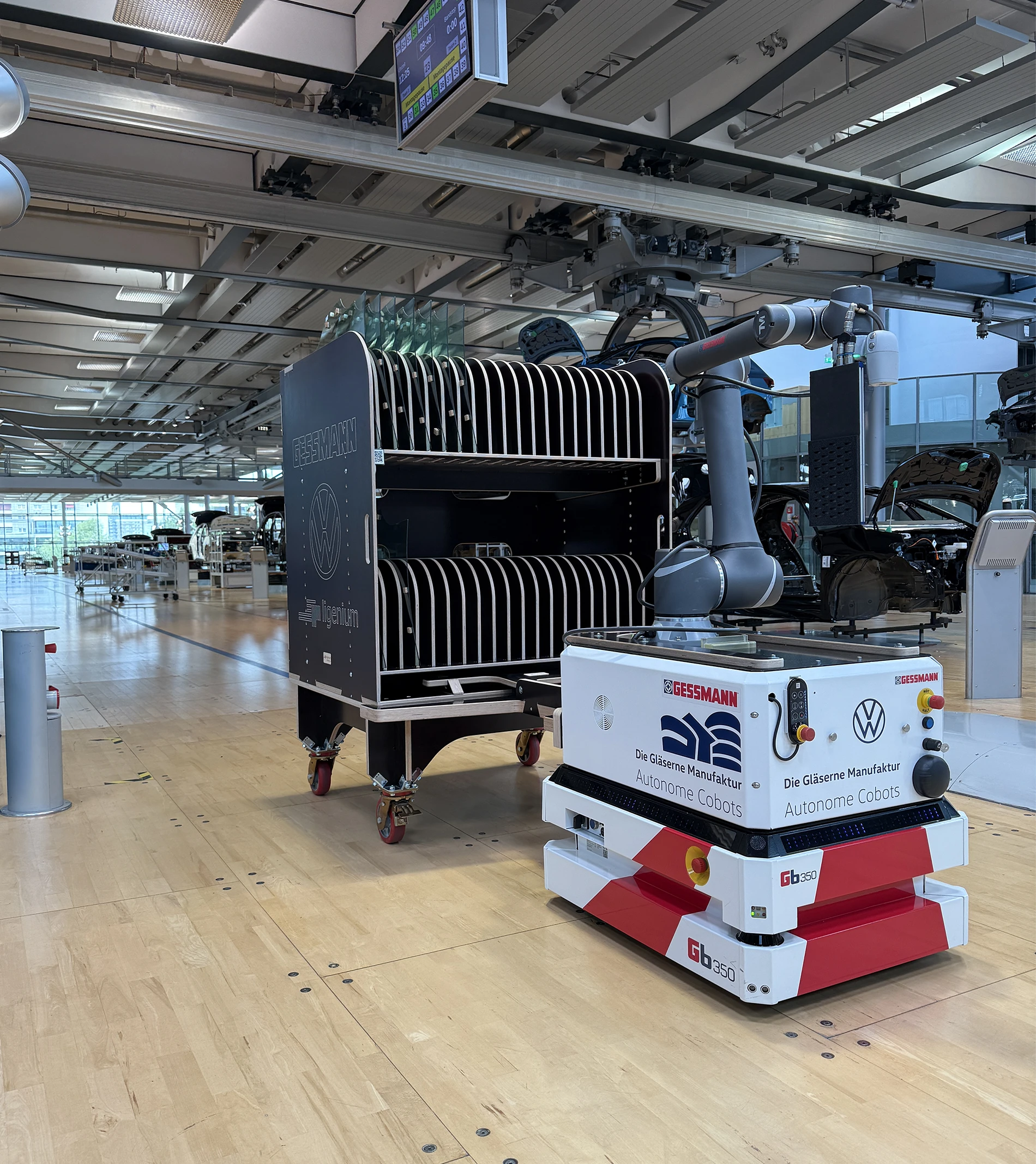 Gessbot mit Cobot bei VW Gläserne Manufaktur